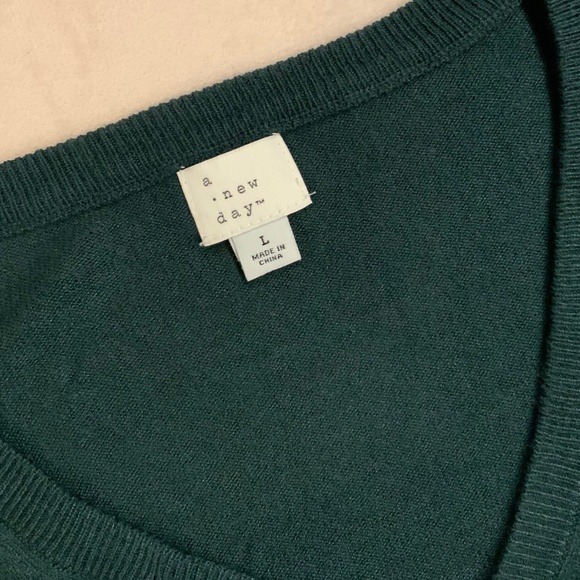 A New Day Green L V-neck Sweater Normcore Scandi Girl Minimalist Holiday - Picture 3 of 6